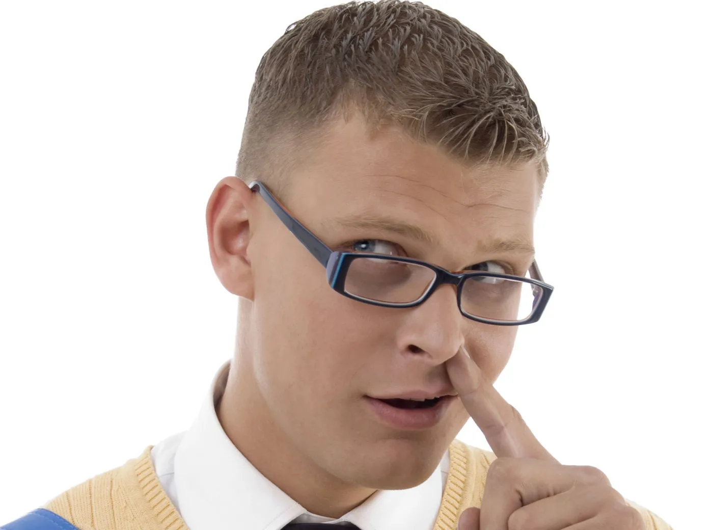Mężczyzna dłubie w nosie