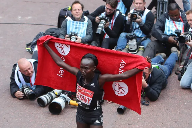 Rekordzistka świata w maratonie kończy karierę. Powodem kontuzja