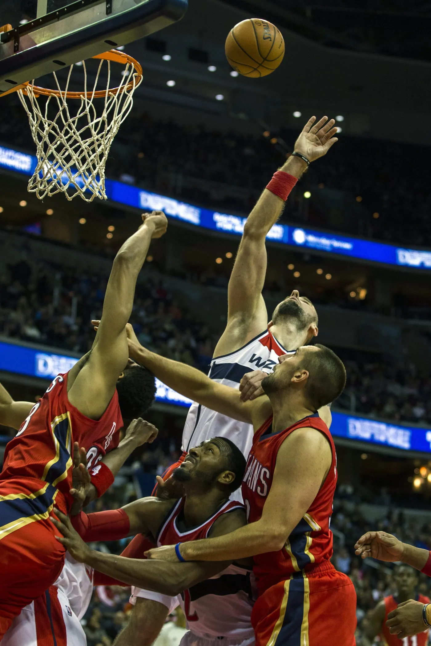 Marcin Gortat (w środku)