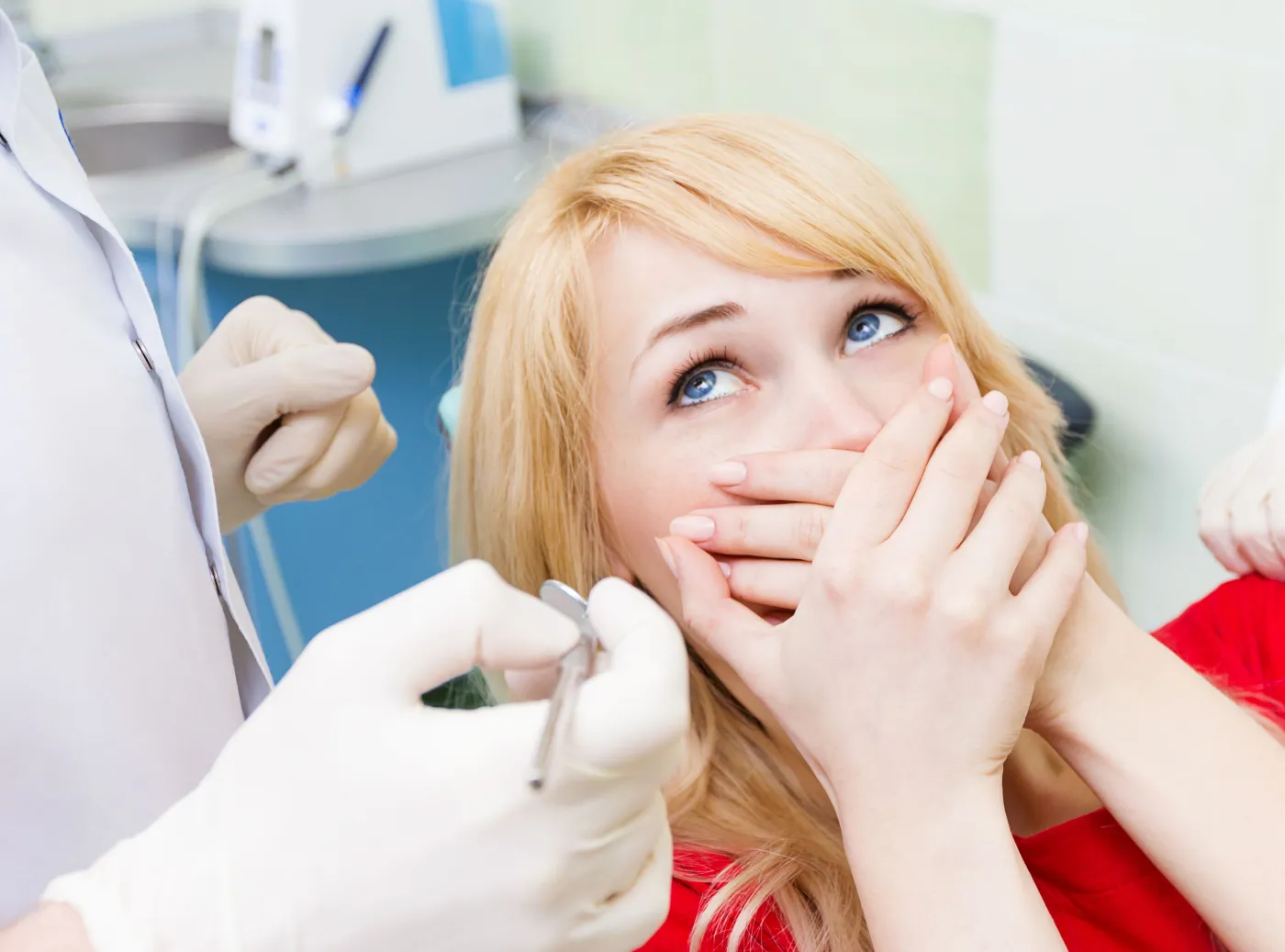Kobieta boi się dentysty