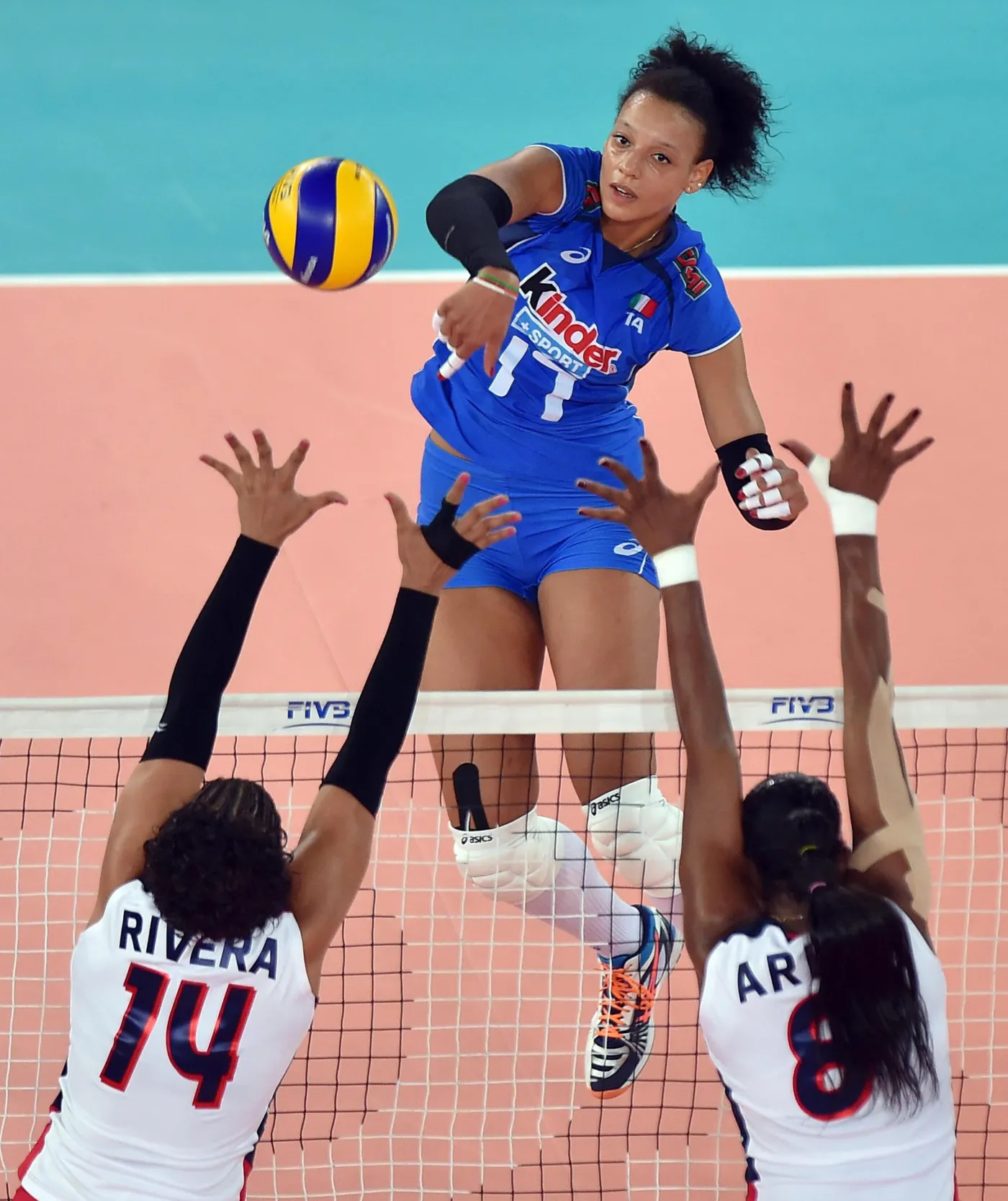 6871756-valentina-diouf-wlochy.jpg