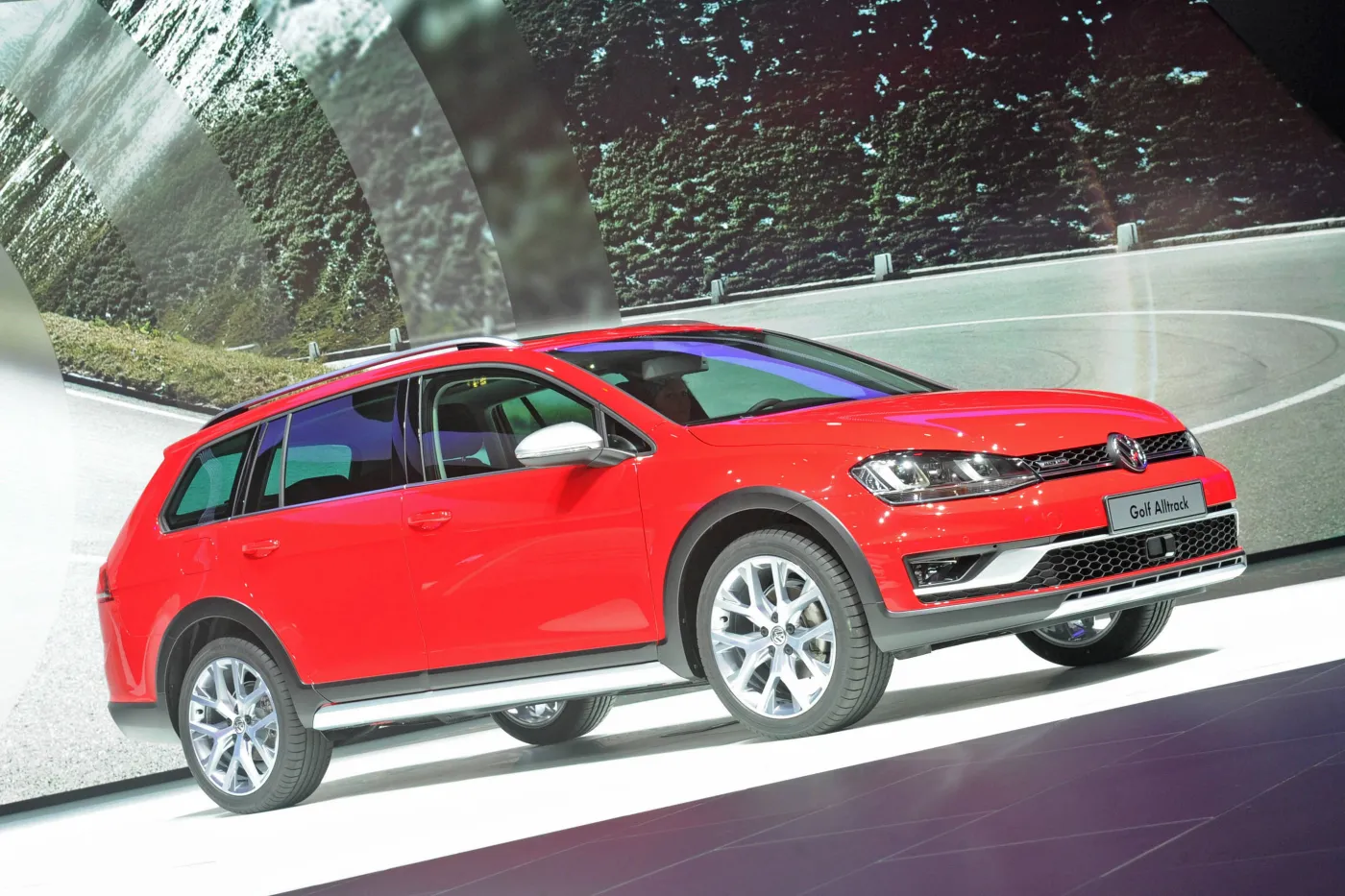 6917411-volkswagen-golf-alltrack.jpg