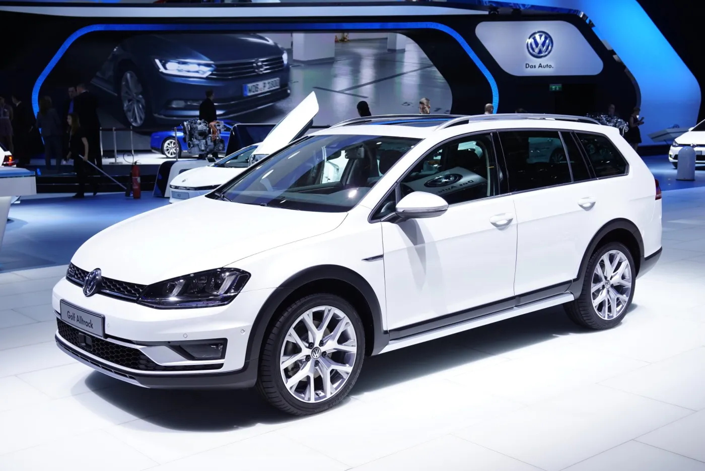 6917063-volkswagen-golf-alltrack.jpg