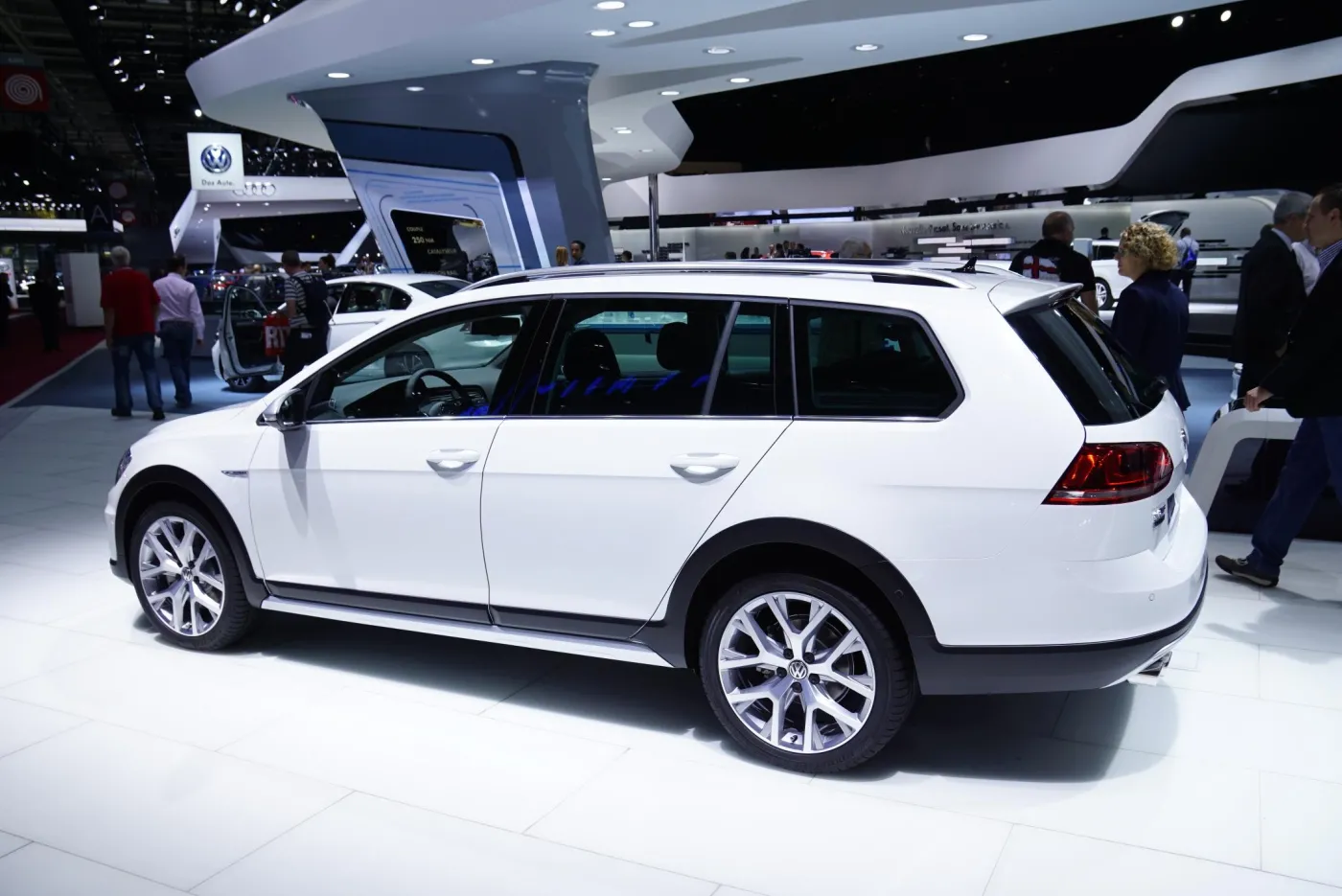 6917092-volkswagen-golf-alltrack.jpg