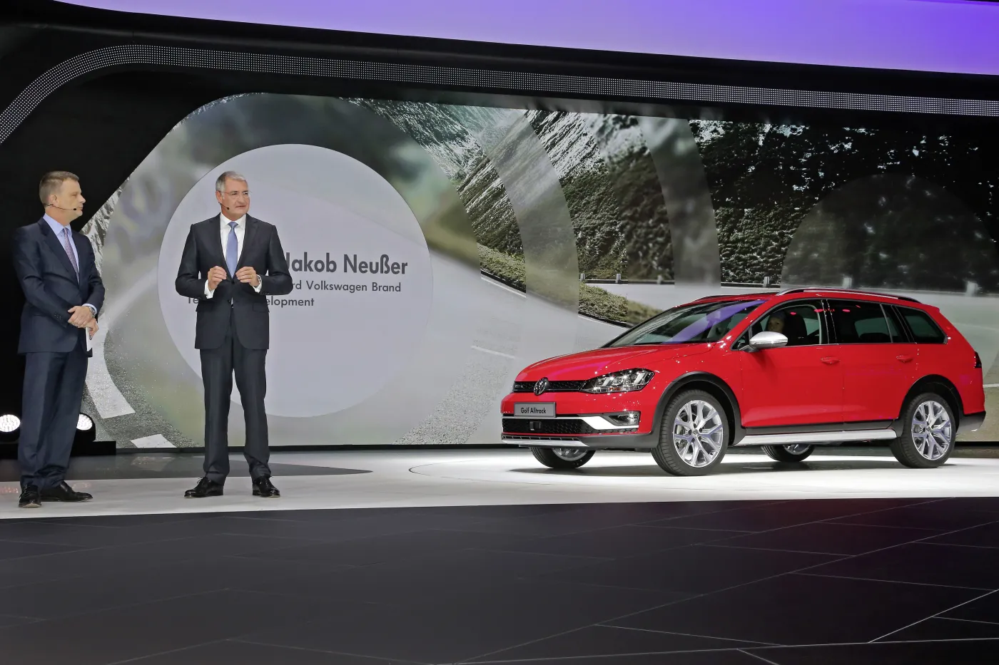 6917121-volkswagen-golf-alltrack.jpg