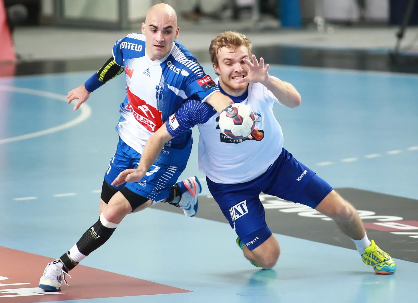 Atakujący Ivan Nikćević (L) z miejscowej Orlen Wisły i interweniujący Nilsson Johan (P) z Alingsas HK w meczu grupy B Ligi Mistrzów piłkarzy ręcznych