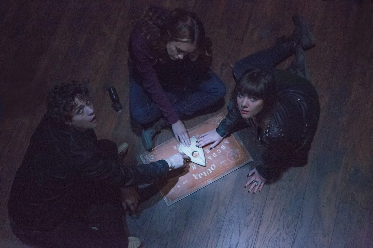 6980698-diabelska-plansza-ouija.jpg