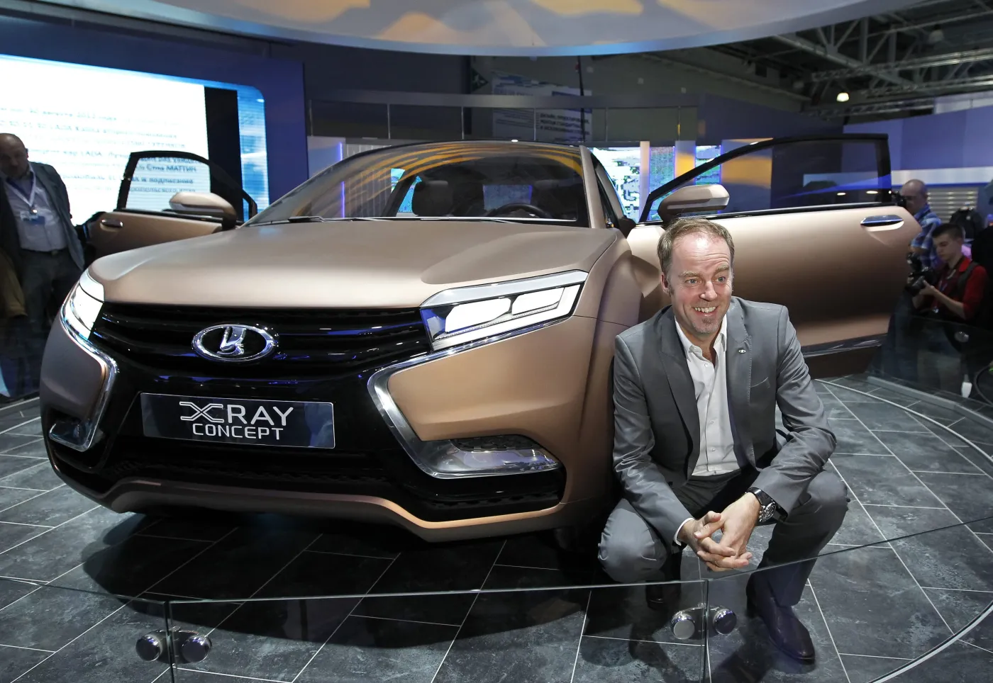 7532790-lada-xray-i-steve-mattin.jpg