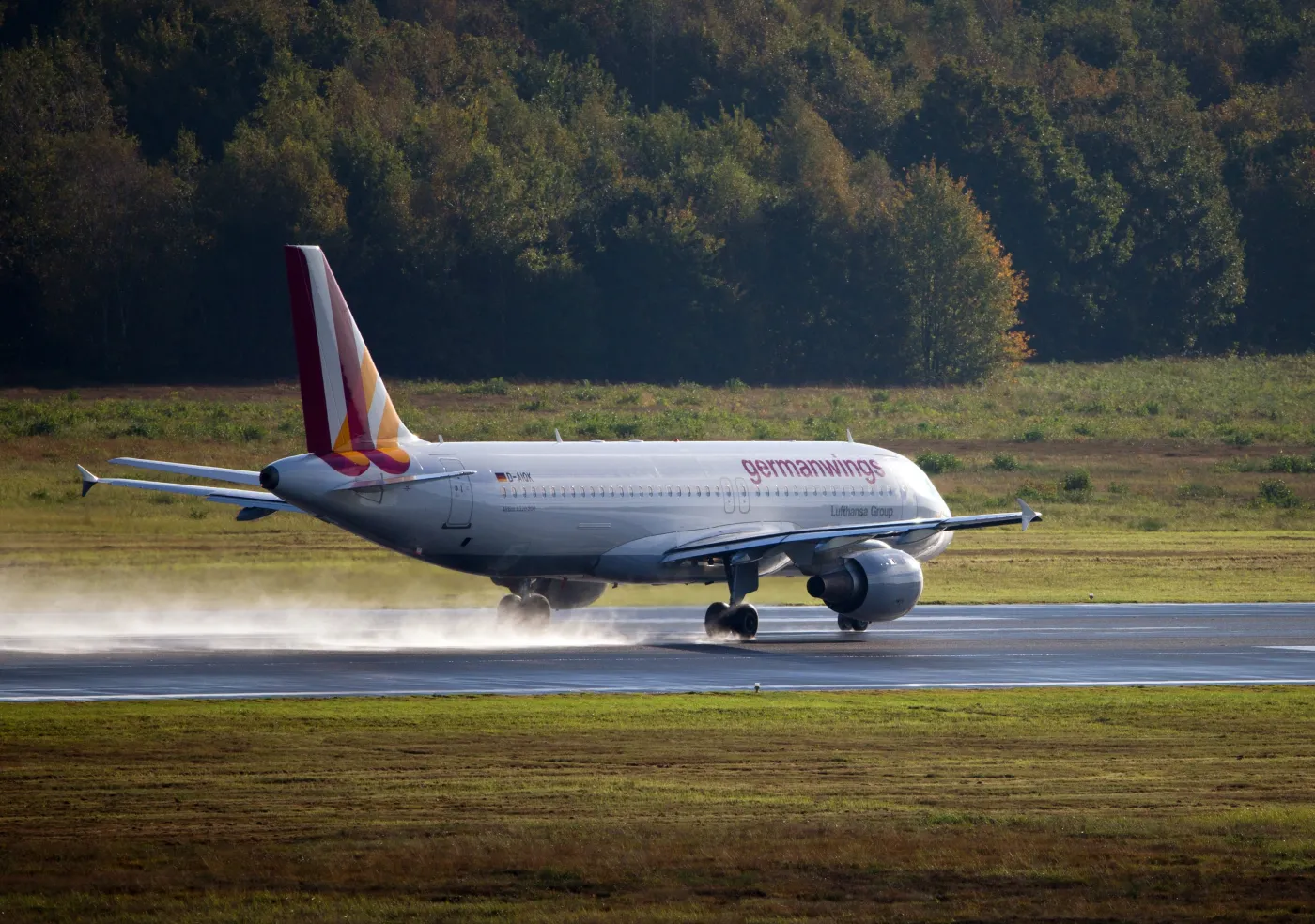 Przed katastrofą airbusa jeden z pilotów wyszedł z kabiny i nie mógł do niej wrócić