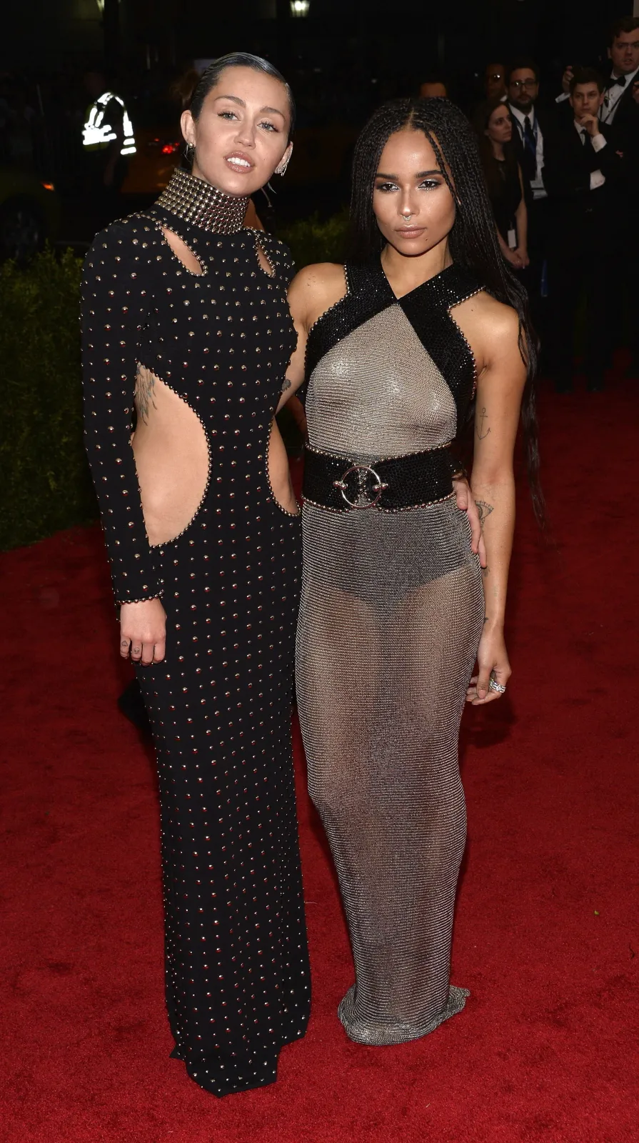 7733904-miley-cyrus-i-zoe-kravitz.jpg