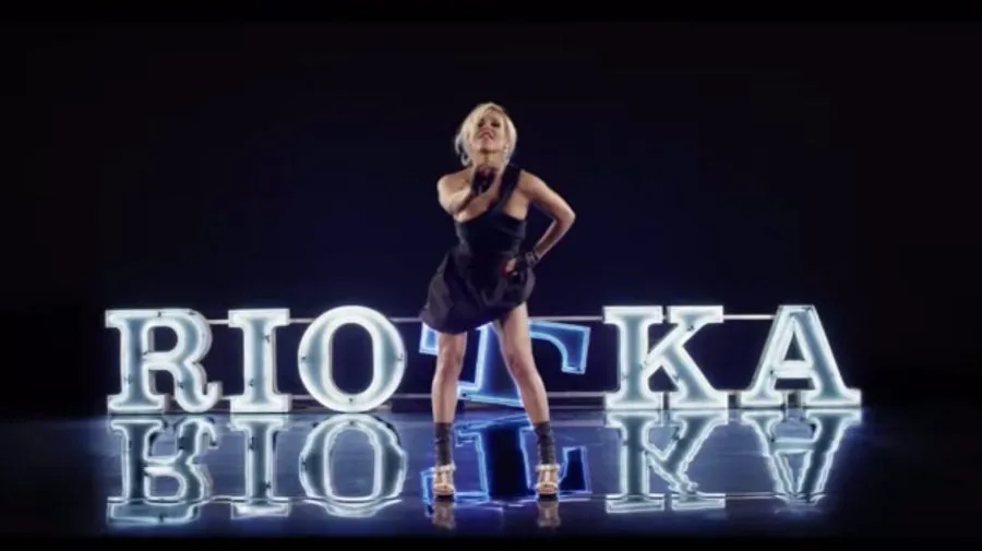 7748020-doda-w-teledysku-riotka.jpg