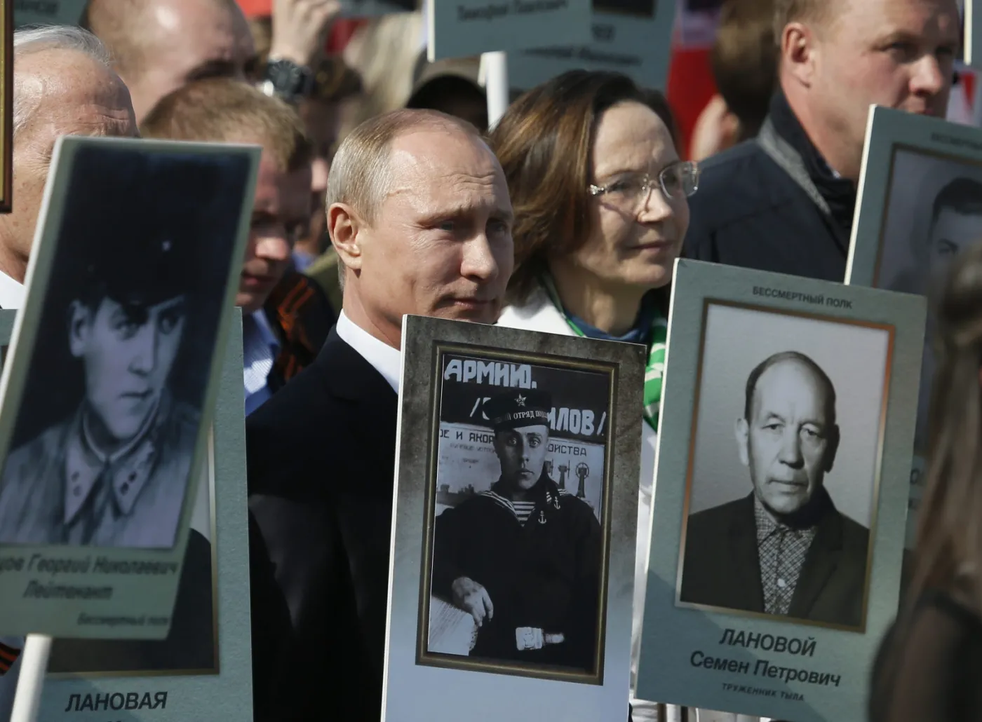 Marsz Pamięci w Moskwie. Na czele Putin z portretem ojca