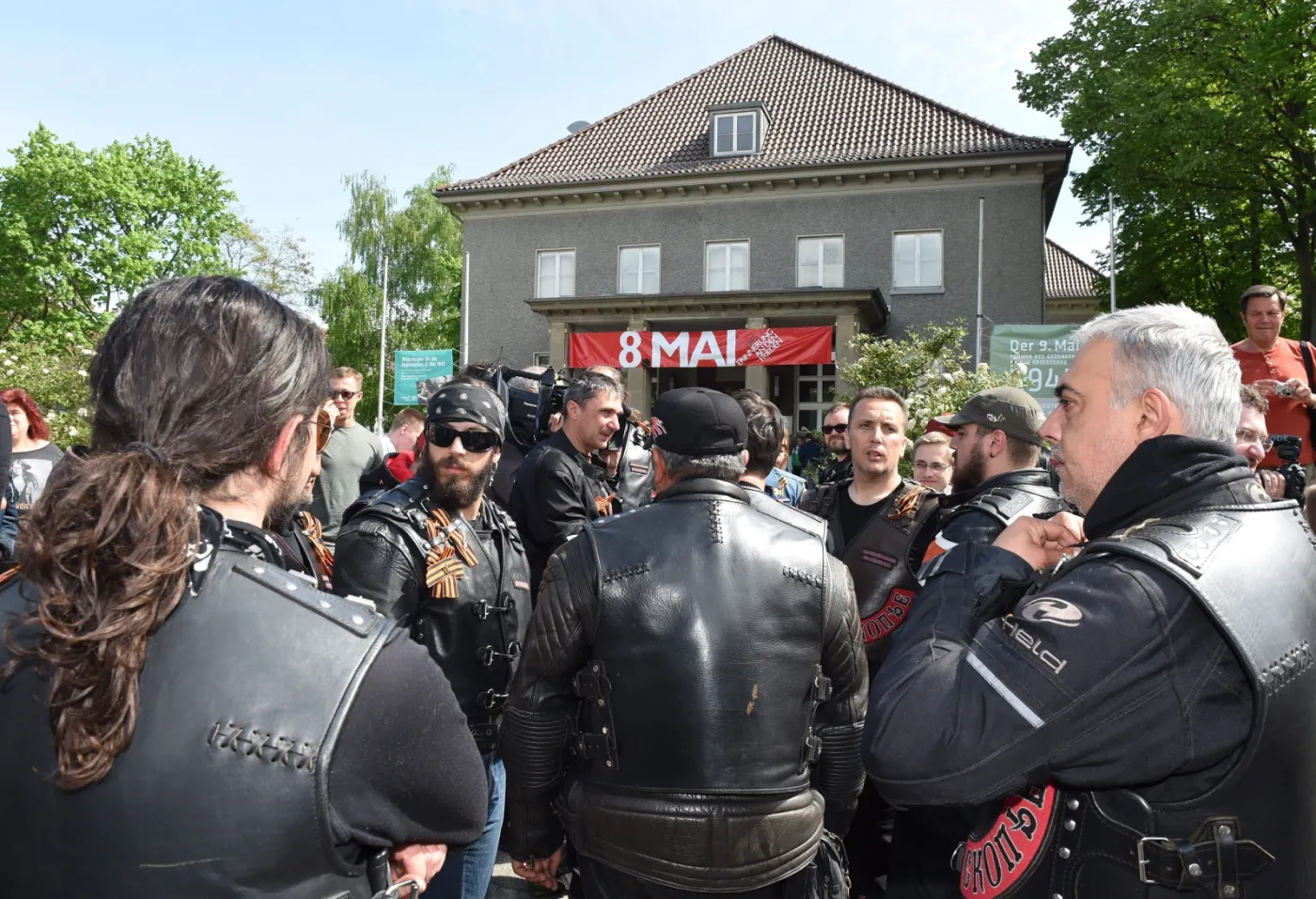 7750111-nocne-wilki-w-berlinie.jpg