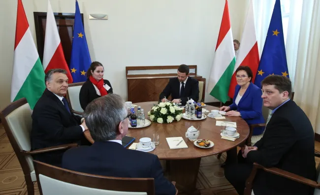 7446102-viktor-orban-w-warszawie.jpg