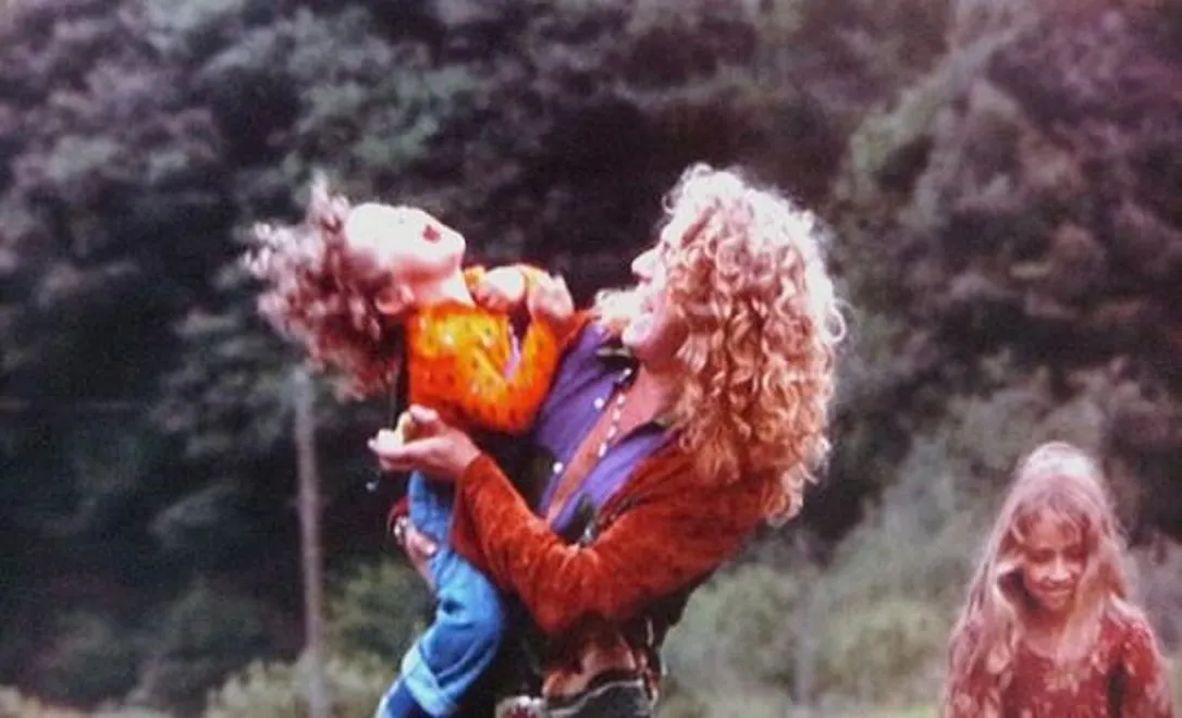 7980716-robert-plant-z-dziecmi.jpg