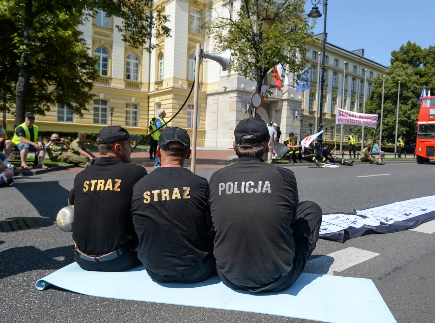 8005551-protest-sluzb-mundurowych.jpg