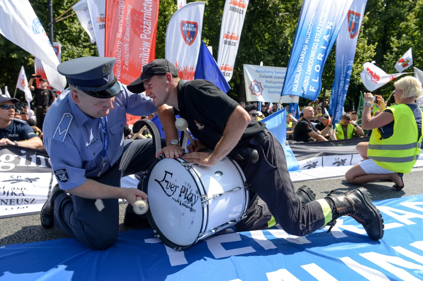 8005582-protest-sluzb-mundurowych.jpg