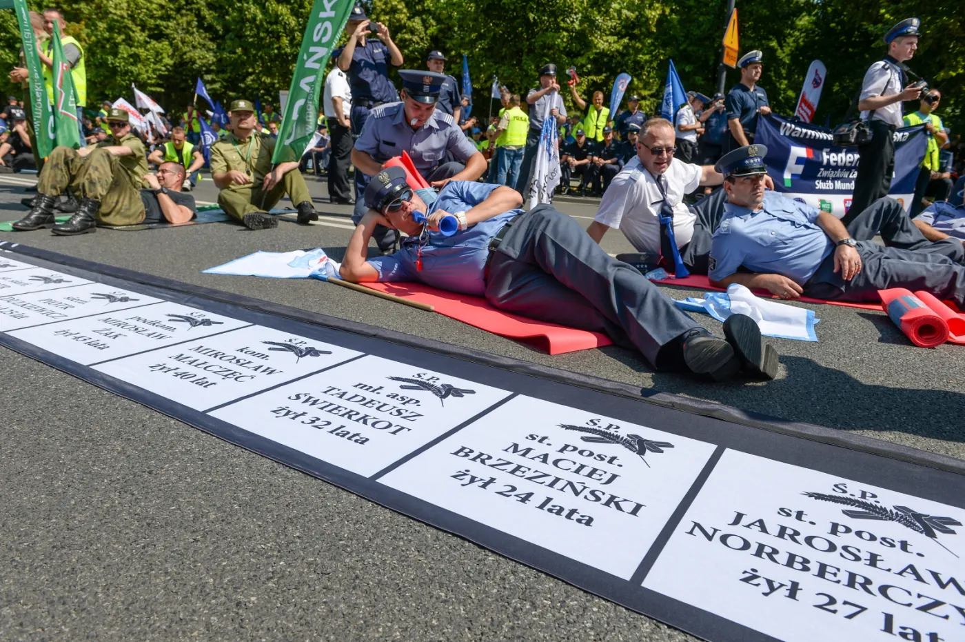 8005644-protest-sluzb-mundurowych.jpg