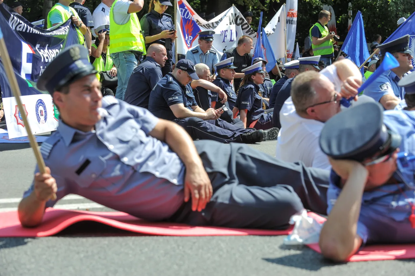 8005737-protest-sluzb-mundurowych.jpg