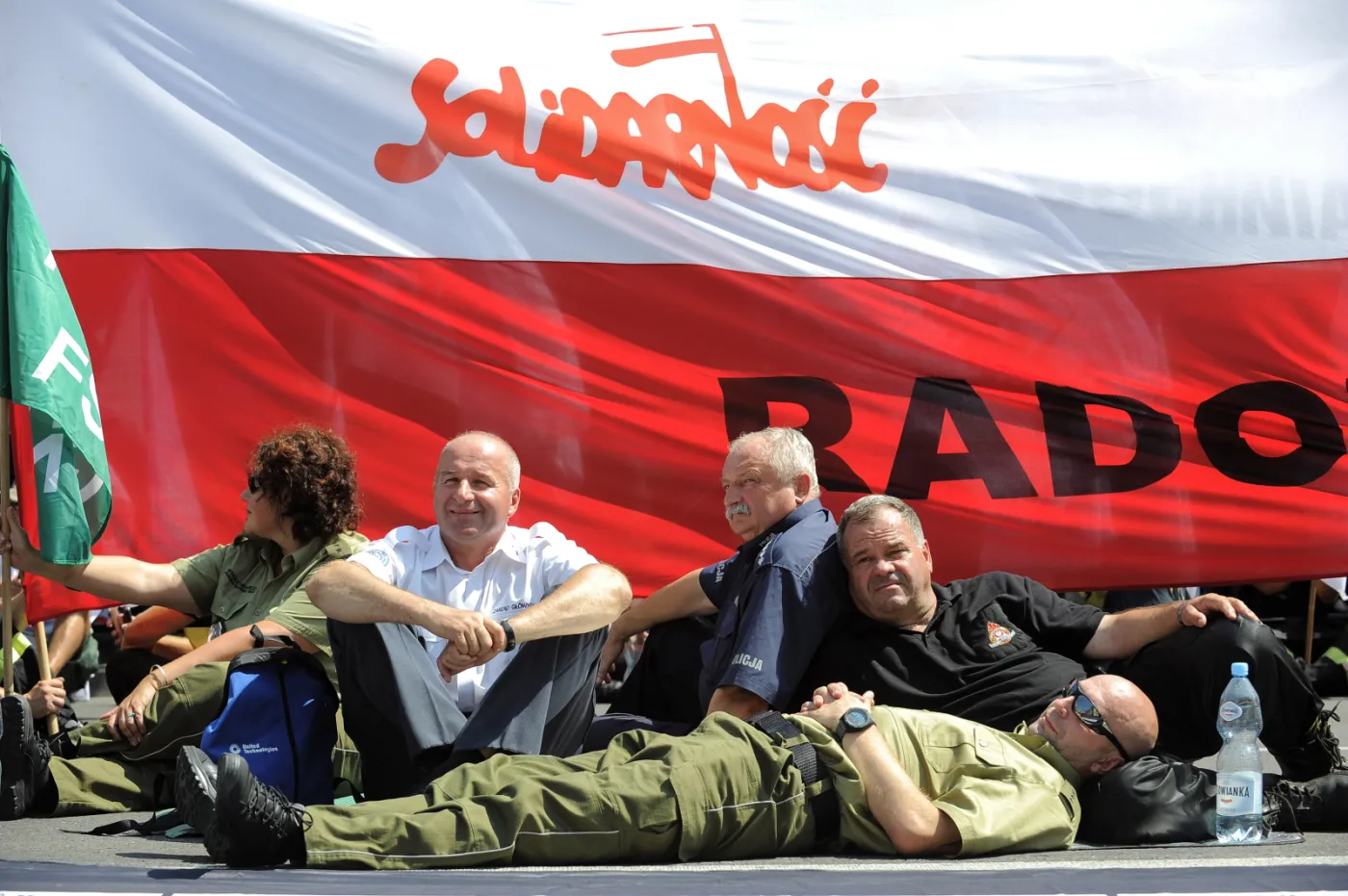 8005799-protest-sluzb-mundurowych.jpg