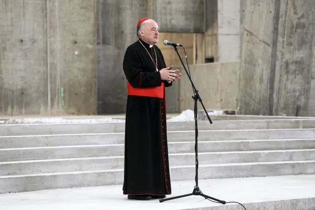 Kardynał Nycz odprawi mszę za prezydenta Komorowskiego? Diecezja: To kłamstwo