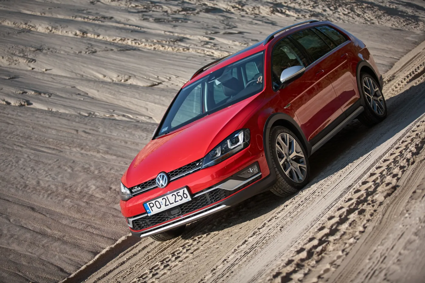 8069981-volkswagen-golf-alltrack.jpg