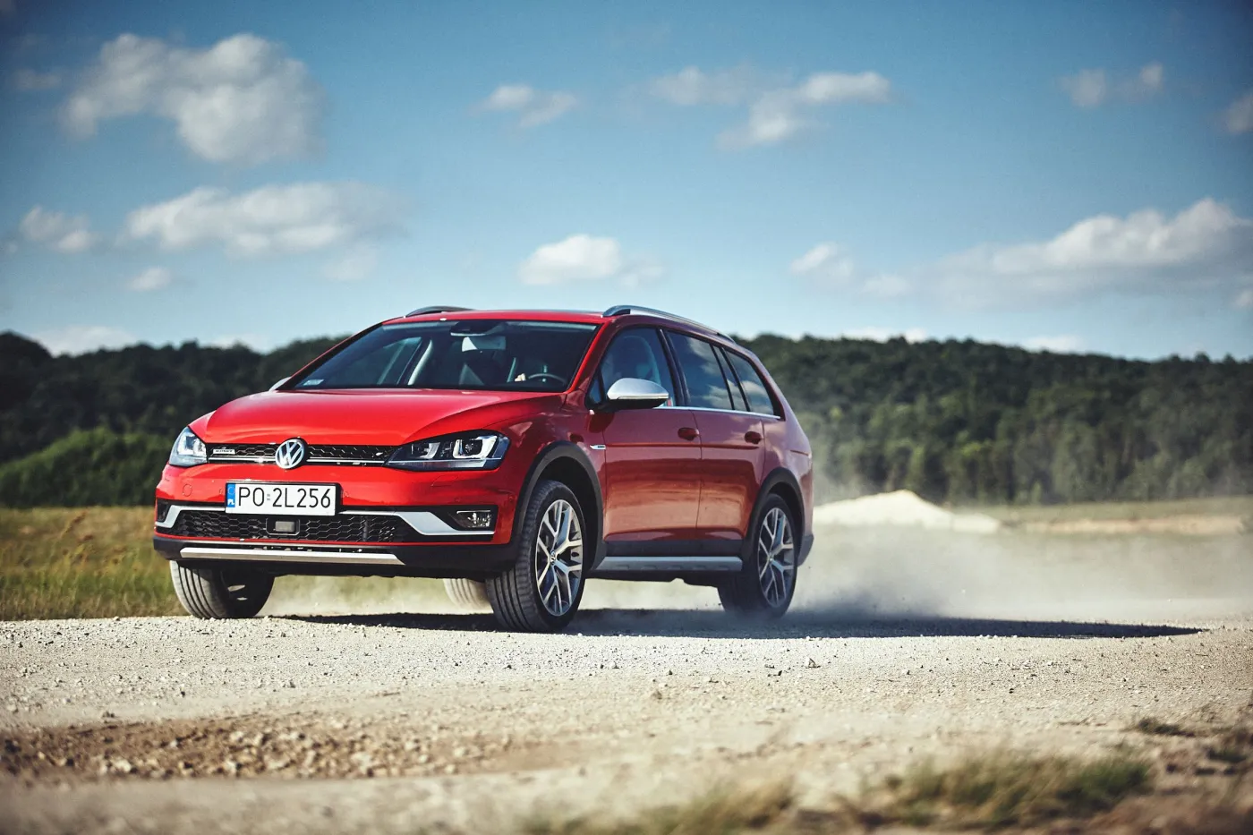 8070012-volkswagen-golf-alltrack.jpg