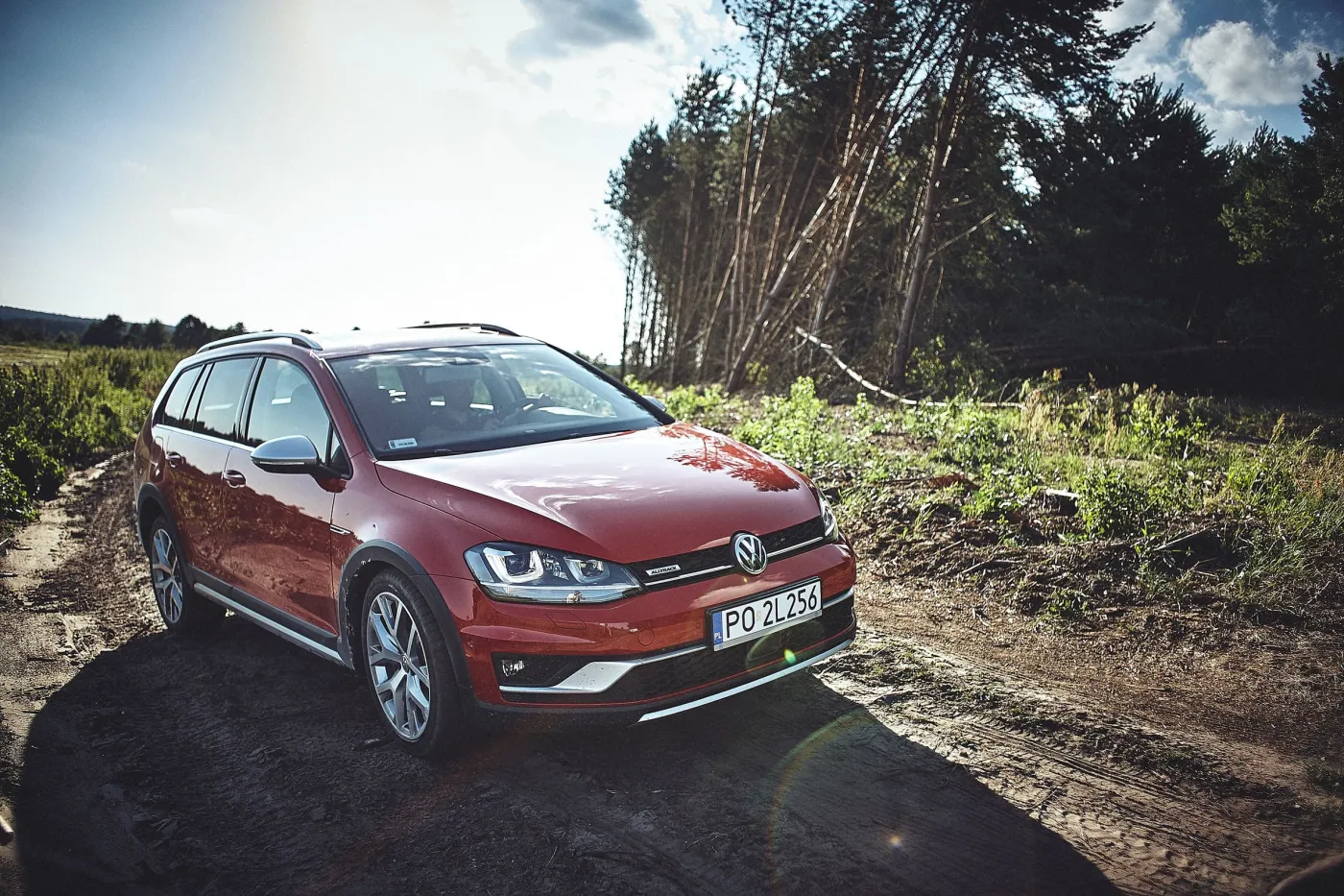 8070043-volkswagen-golf-alltrack.jpg