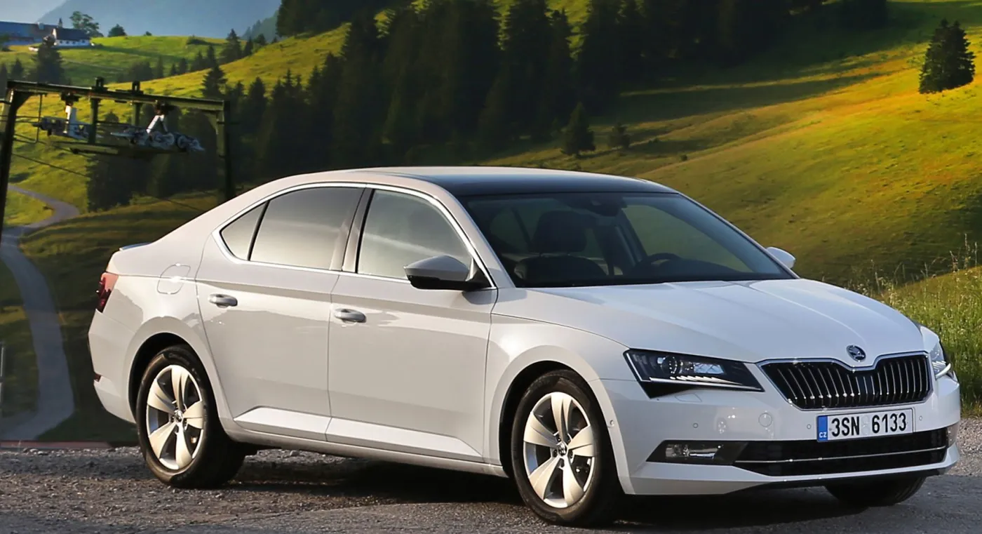 8129273-skoda-superb-greenline.jpg