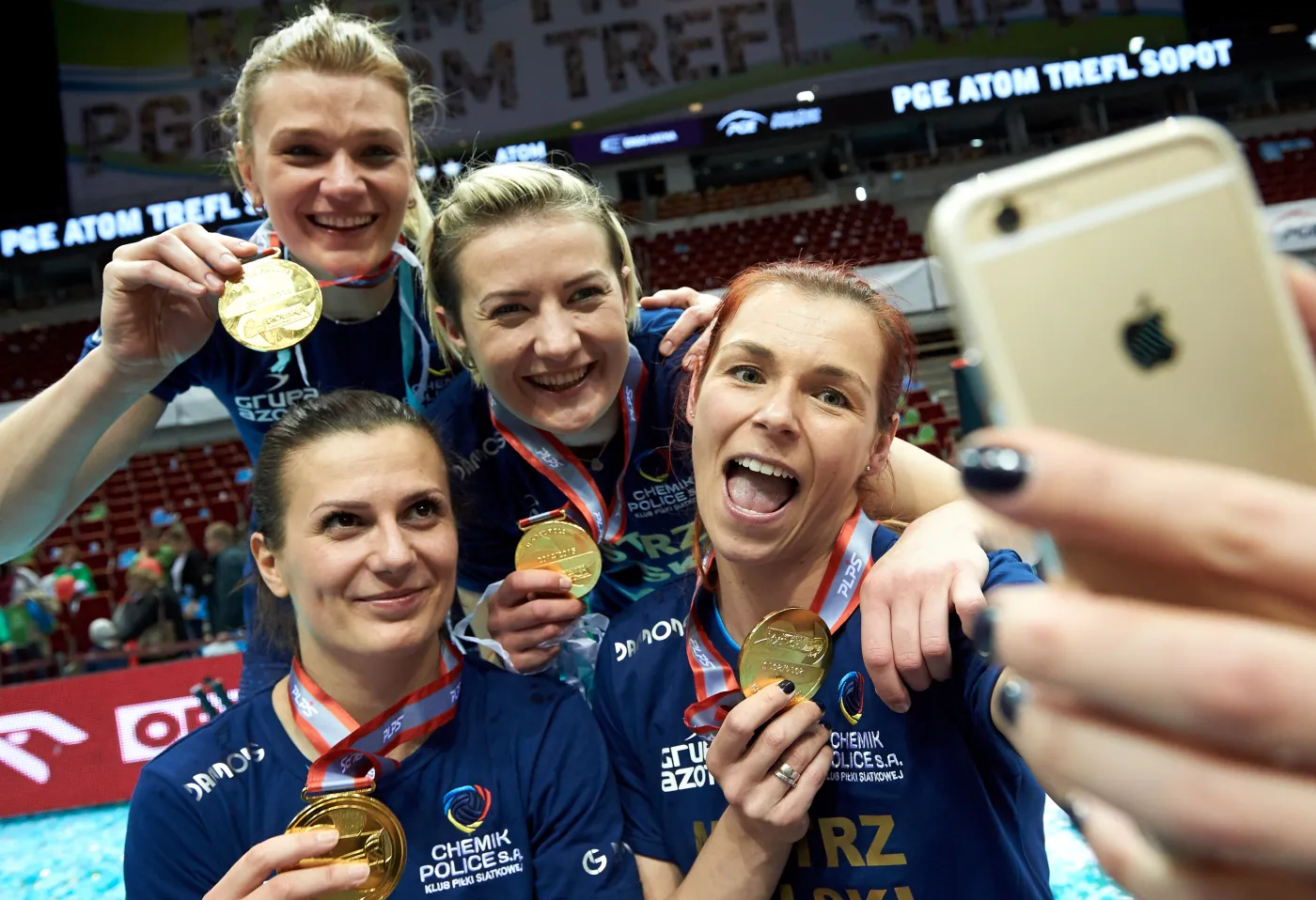 Chemik mistrzem Polski. Siatkarki Chemika Police: Katarzyna Gajgał-Anioł (P), Izabela Kowalińska (C), Mariola Zenik (L-dół) i Małgorzata Glinka-Mogentale (L-góra), pozują do zdjęcia ze złotymi medalami, podczas dekoracji po 4. meczu finałowym Ekstraklasy z PGE Atomem Trefl Sopot