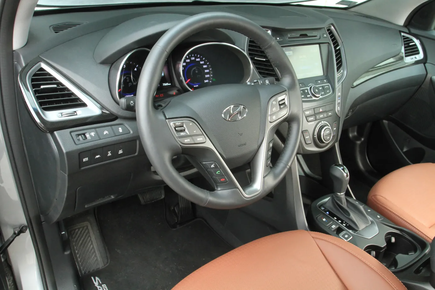 7760381-hyundai-grand-santa-fe.jpg