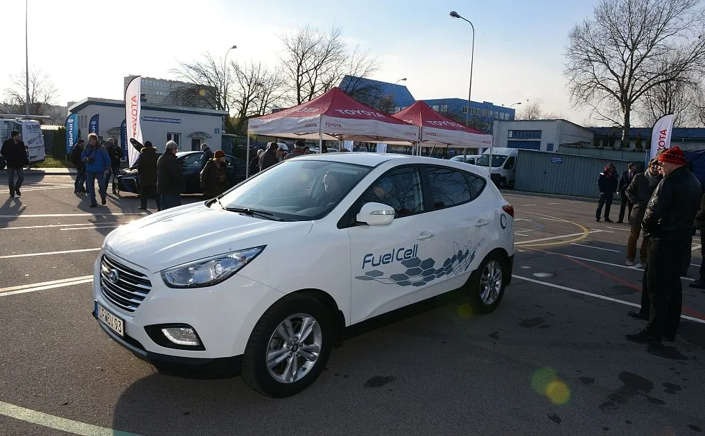 8474364-hyundai-ix35-fuel-cell.jpg