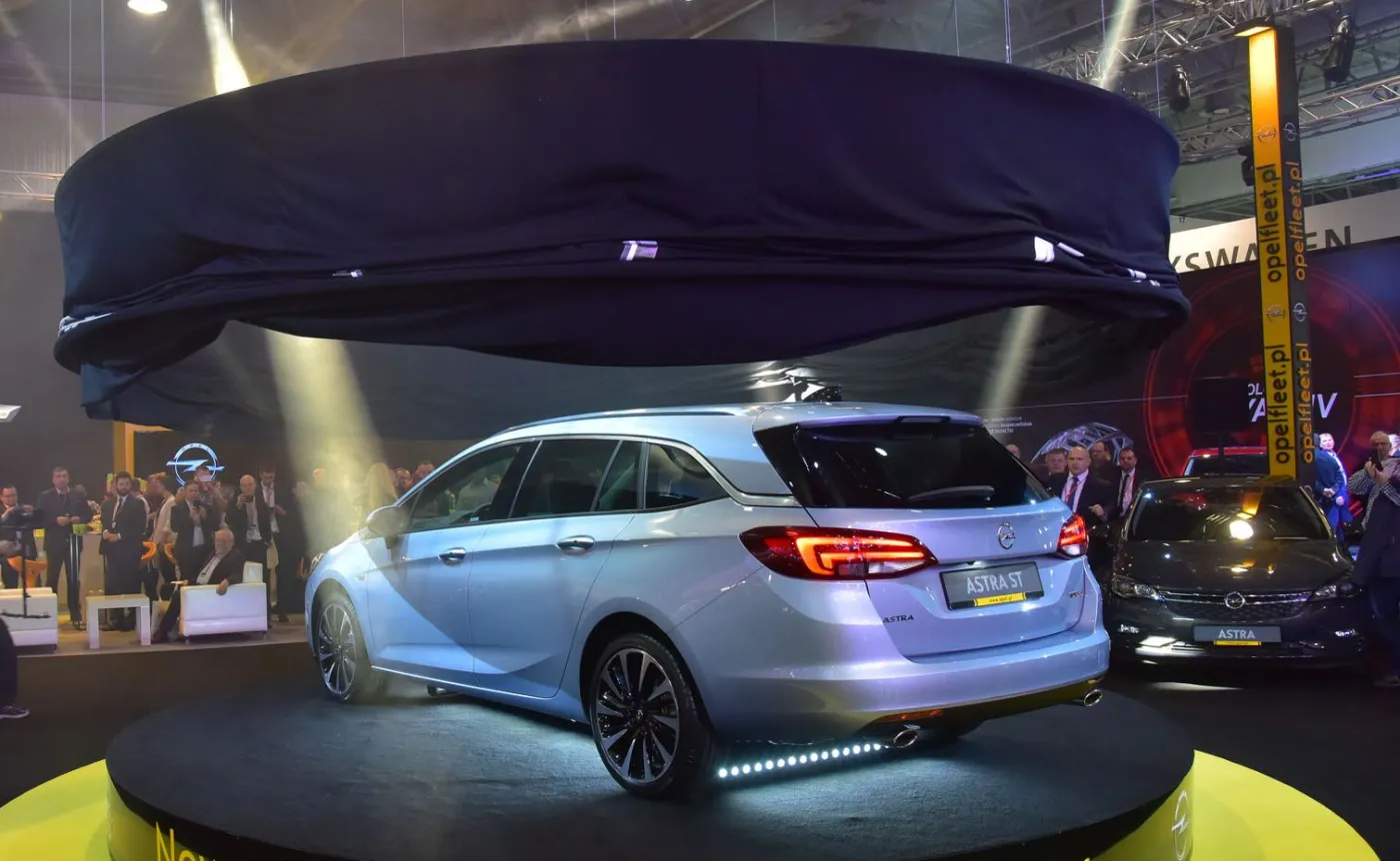 8467408-opel-astra-sports-tourer.jpg