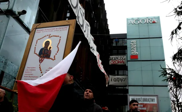 Egzorcyzmy przed siedzibą "Gazety Wyborczej". Protest Krucjaty Różańcowej i Ruchu Kontroli Wyborów. ZDJĘCIA