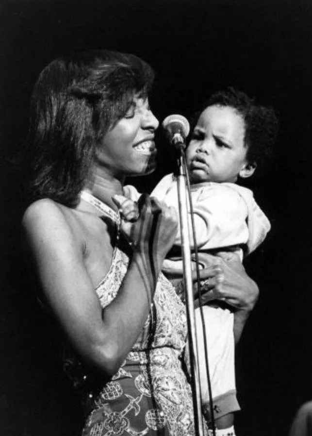 8594742-natalie-cole-z-synkiem.jpg