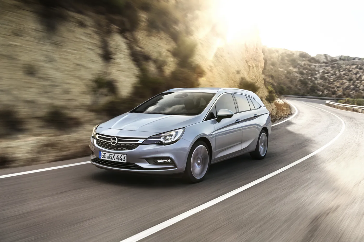 8191726-opel-astra-sports-tourer.jpg