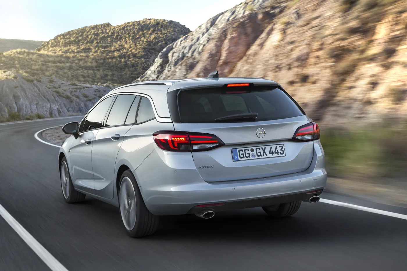 8191777-opel-astra-sports-tourer.jpg