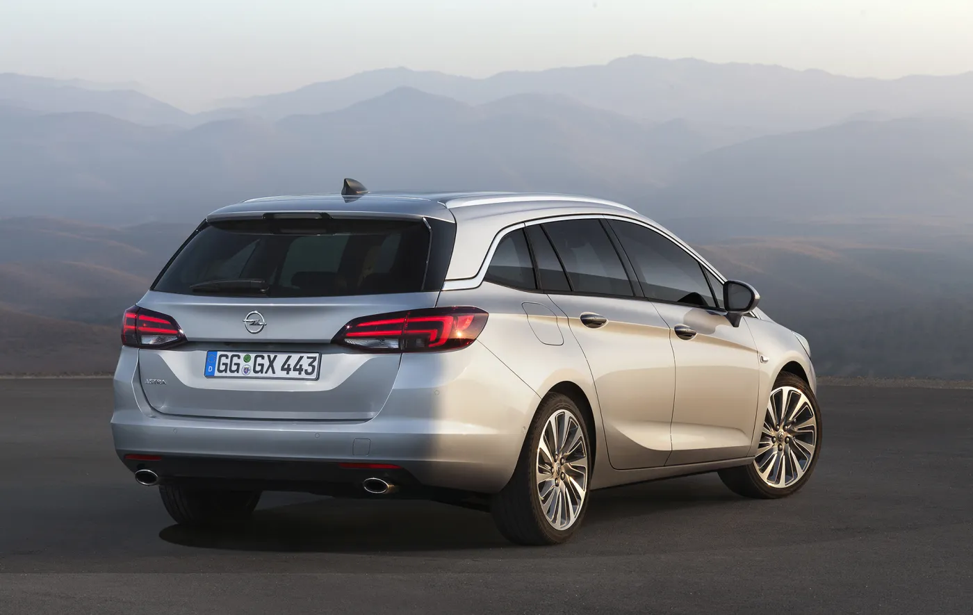 8191881-opel-astra-sports-tourer.jpg