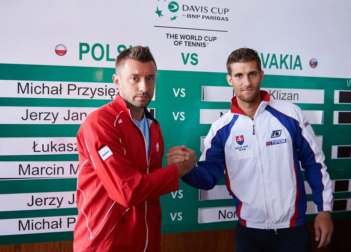Polak Michał Przysiężny (L) i Słowak Martin Klizan (P) podczas losowania kolejności gier tenisowego Pucharu Davisa w Gdyni, 17 bm. Mecz o awans do grupy światowej Pucharu Davisa Polska - Słowacja odbędzie się w Gdyni 