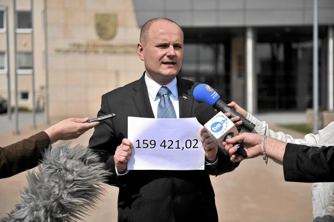 Poseł, który szarpał się z policjantami, wciąż kandyduje do Sejmu. Zmienił zdanie?