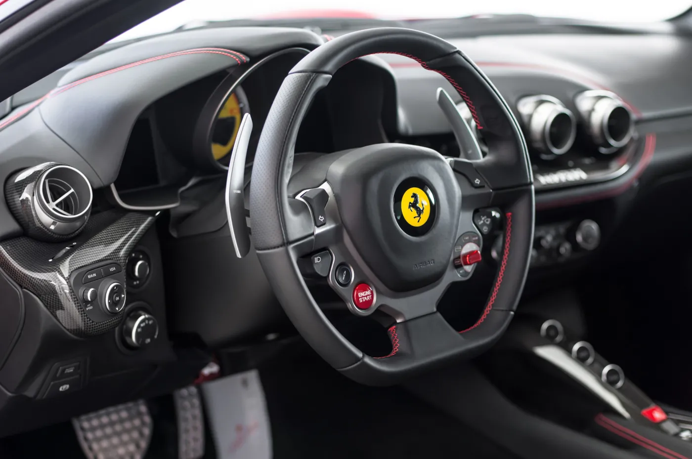 8324091-ferrari-f12-berlinetta.jpg