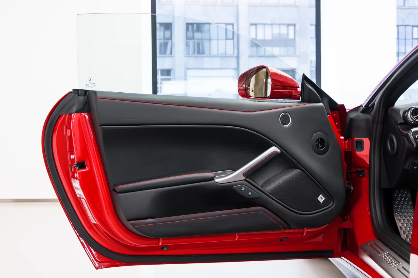 8324123-ferrari-f12-berlinetta.jpg