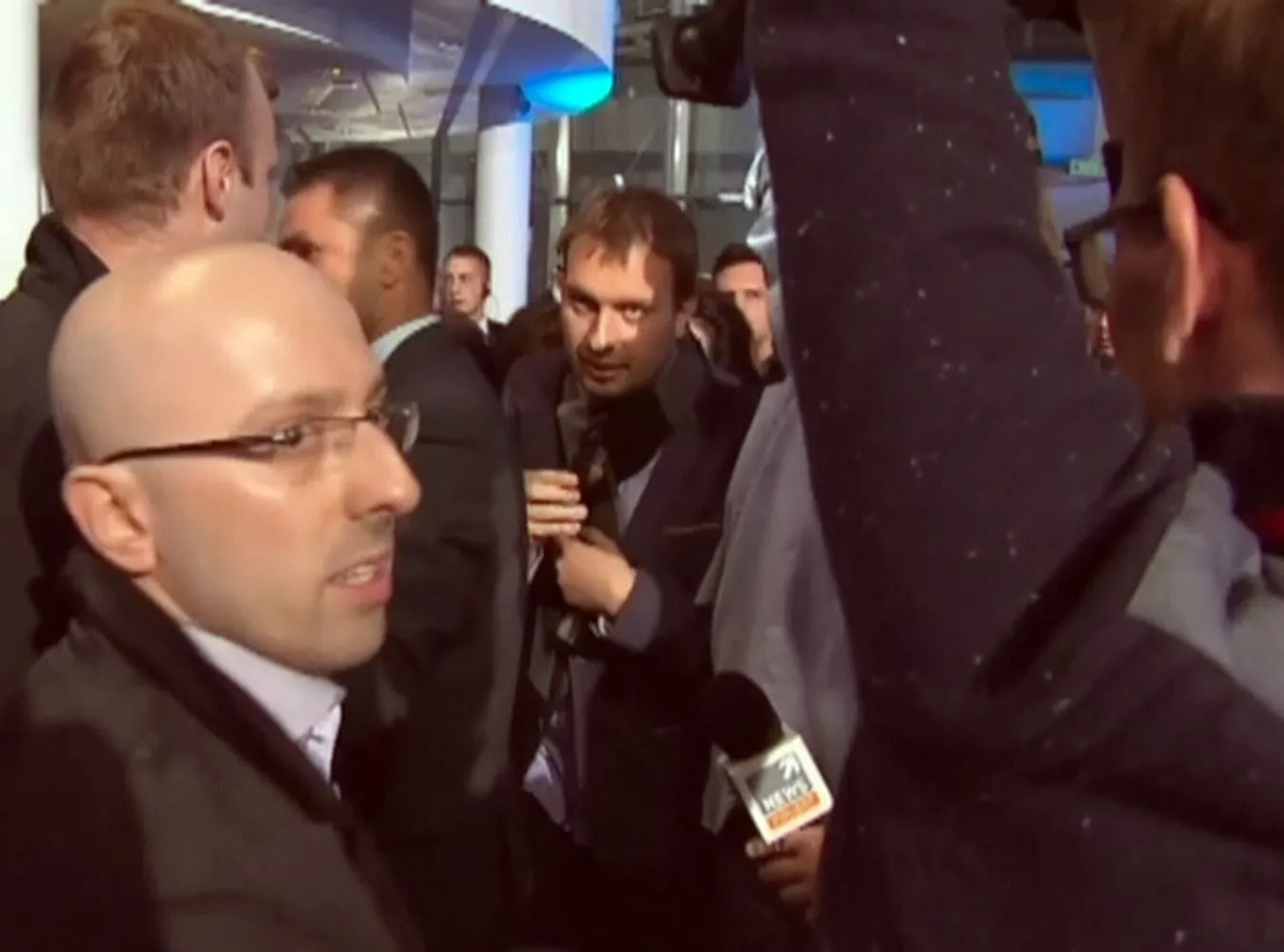 Przepychanki przed debatą. Sztabowcy PiS nie mogli wejść do budynku?