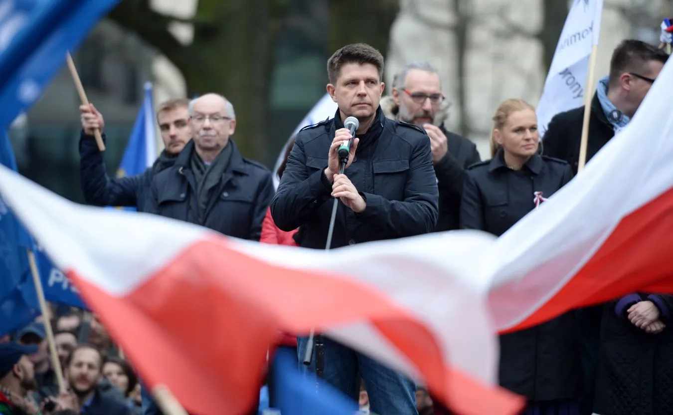 8831907-manifestacja-w-warszawie.jpg