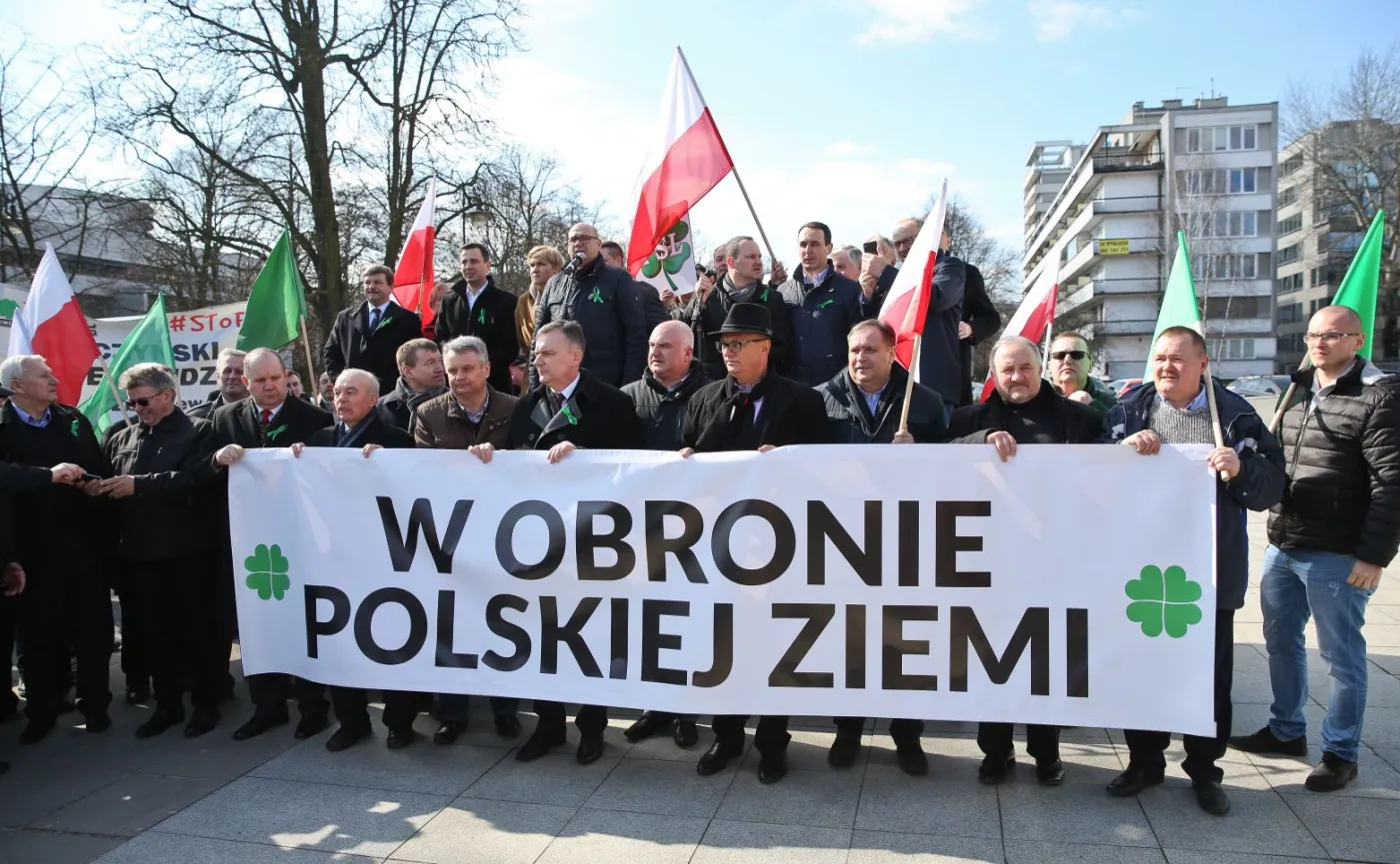 "W obronie polskiej ziemi". Manifestacja rolników i PSL pod pomnikiem Wincentego Witosa w Warszawie