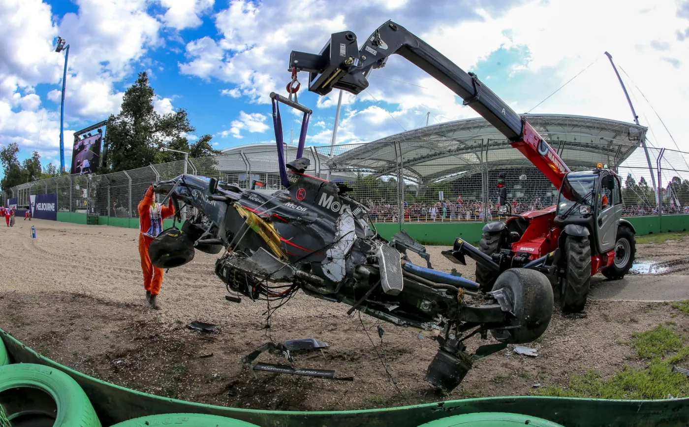 Tego nie da się wyklepać. Z bolidu Fernando Alonso zostały tylko szczątki. ZDJĘCIA