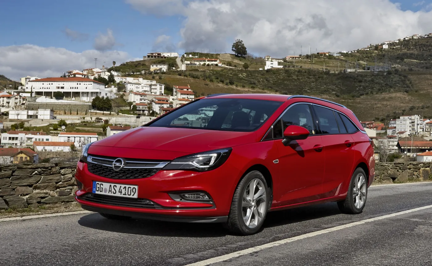 8860456-opel-astra-sports-tourer.jpg