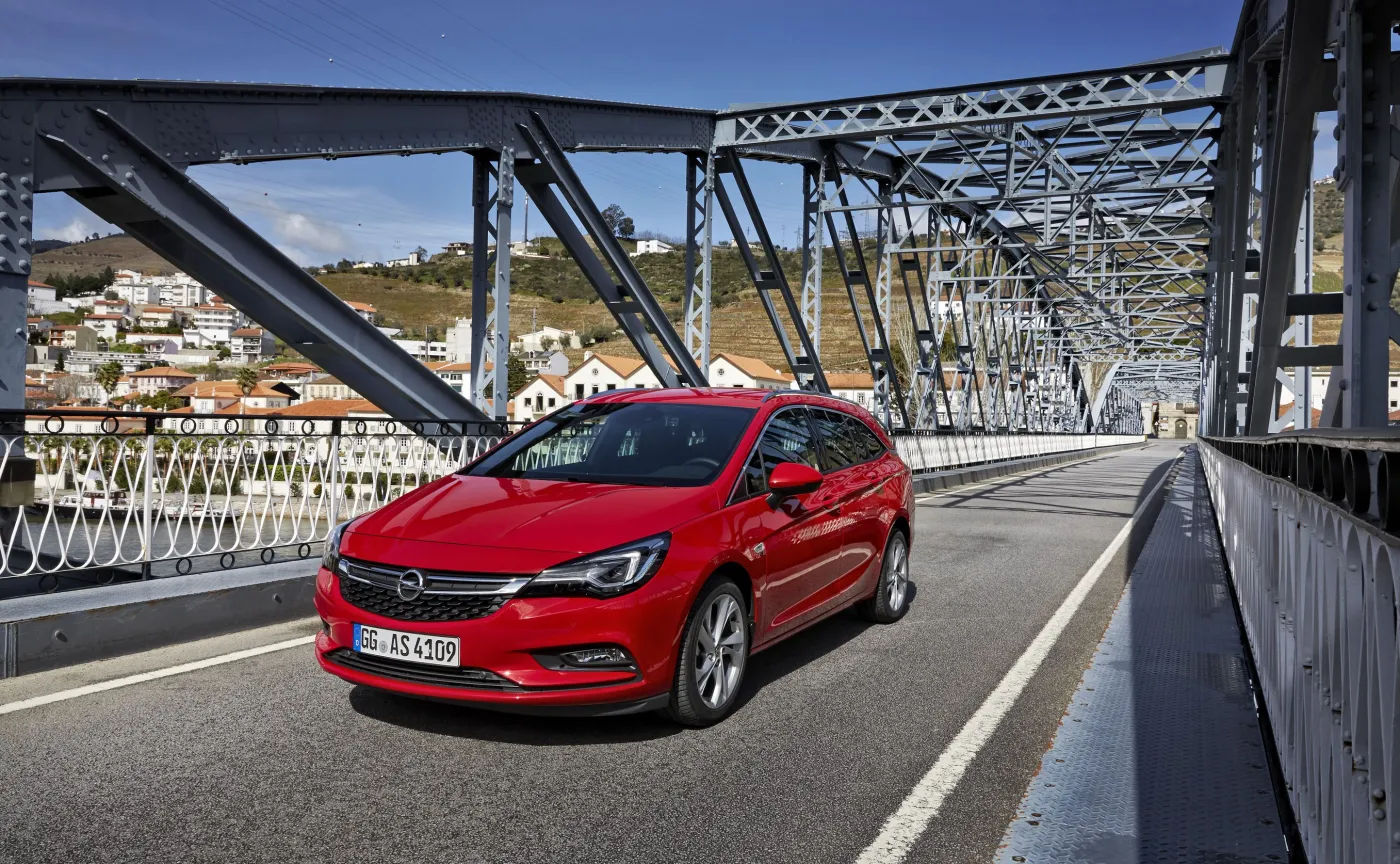 8860392-opel-astra-sports-tourer.jpg