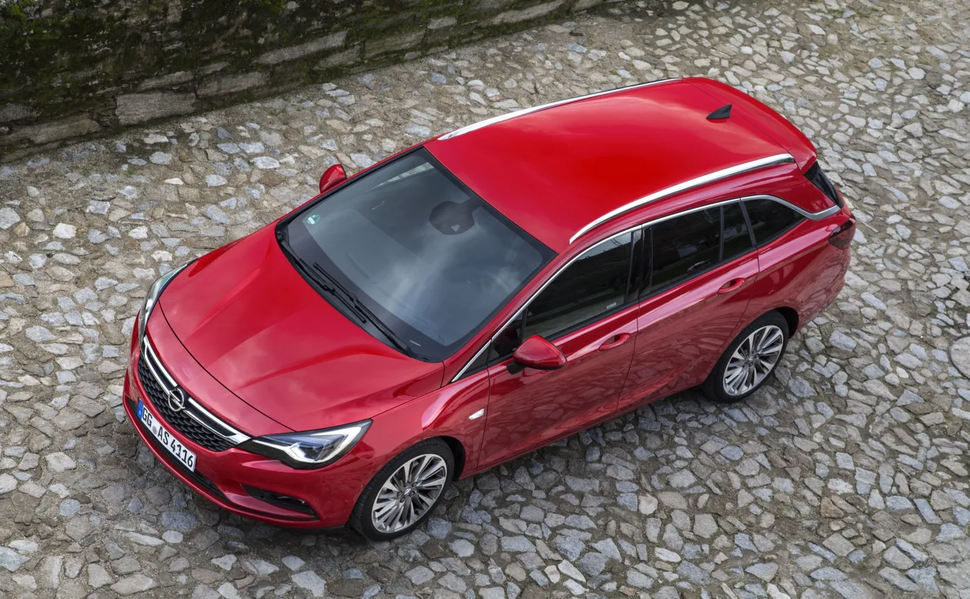 8861572-opel-astra-sports-tourer.jpg