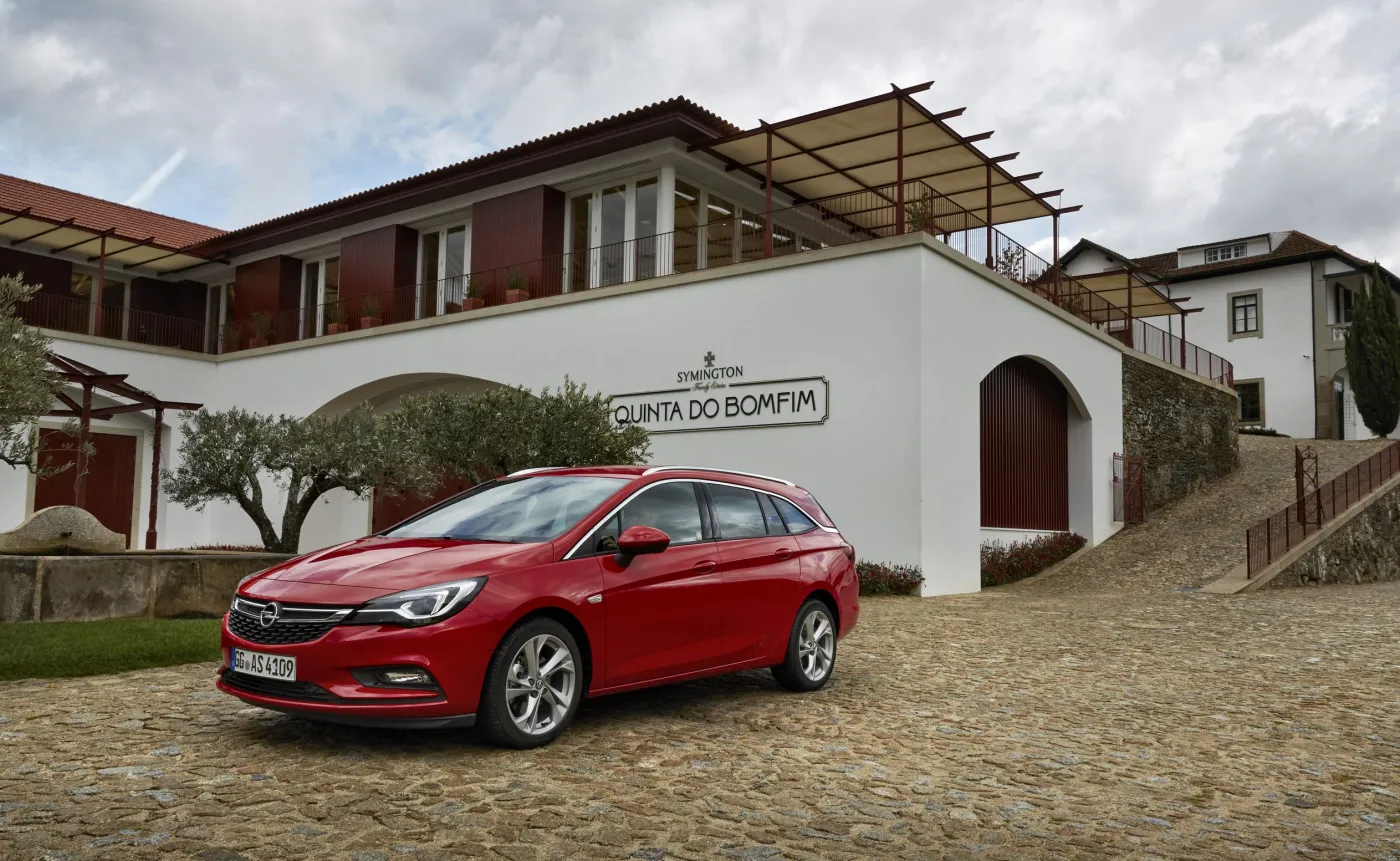 8861229-opel-astra-sports-tourer.jpg